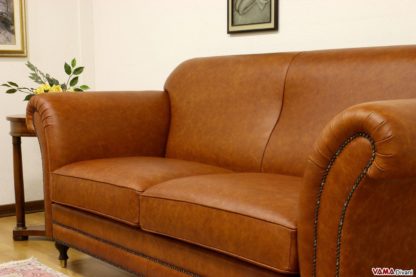 Divano senza cuscini nello schienale