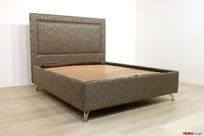 Letto di design con piedi alti in acciaio
