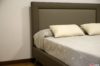 letto con piedini alti in acciaio cromato