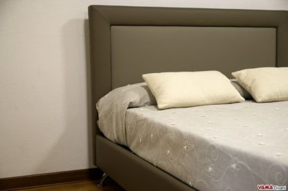 letto con piedini alti in acciaio cromato
