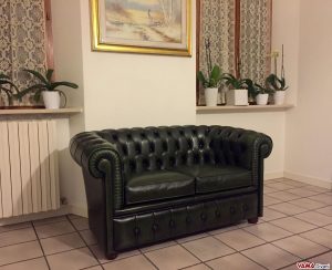 Divano Chesterfield scuro foto inviata dal cliente