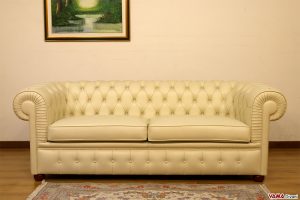 Divano Chesterfield in pelle beige