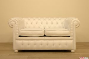 Divano Chesterfield piccolo bianco in pelle con bottoni swarowsk