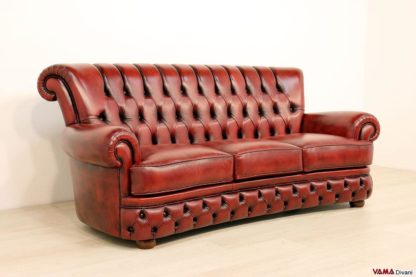 Divano chesterfield con schienale alto