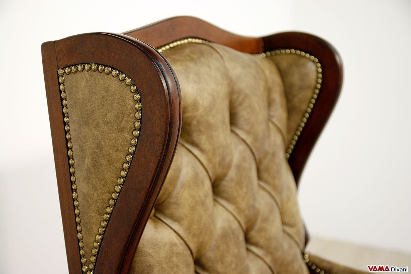 Poltrona per ufficio in legno e pelle con schienale capitonnè