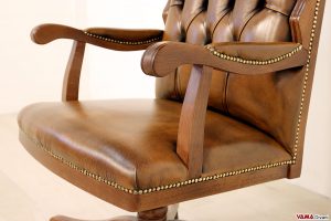 Braccioli in legno della poltrona da ufficio