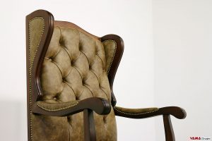 Braccioli in legno e pelle con chiodi