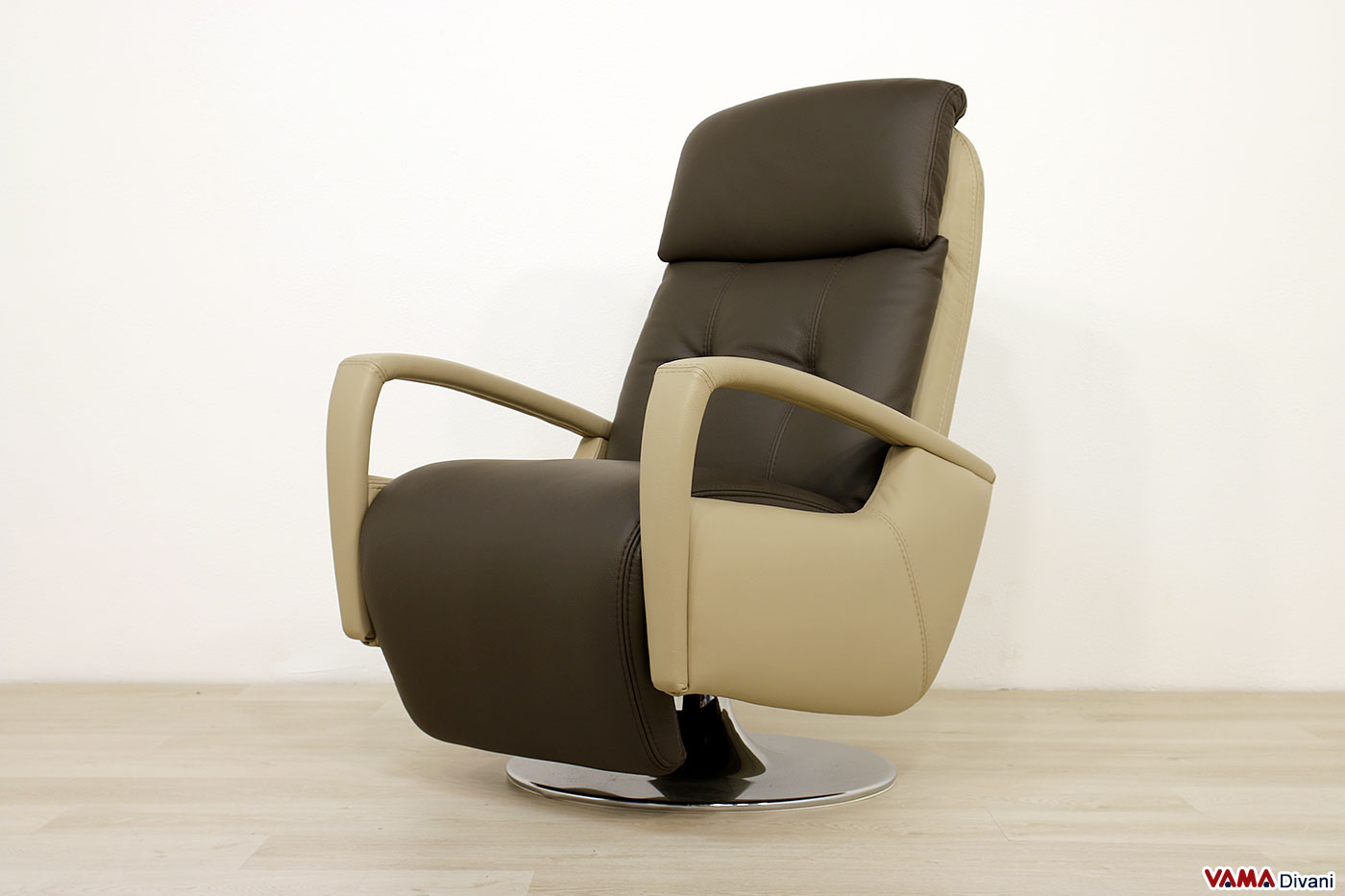 Poltrona con girevole in acciaio cromato e relax manuale