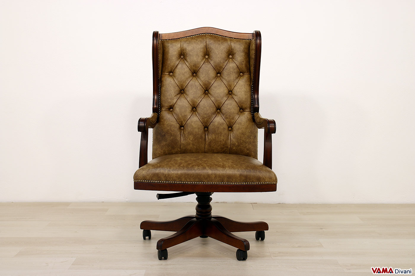 Poltrona ufficio classica in pelle di design vintage