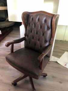 Poltrona da ufficio classica in legno e pelle a casa del cliente