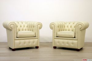 Piccole poltrone Chesterfield in vera pelle beige