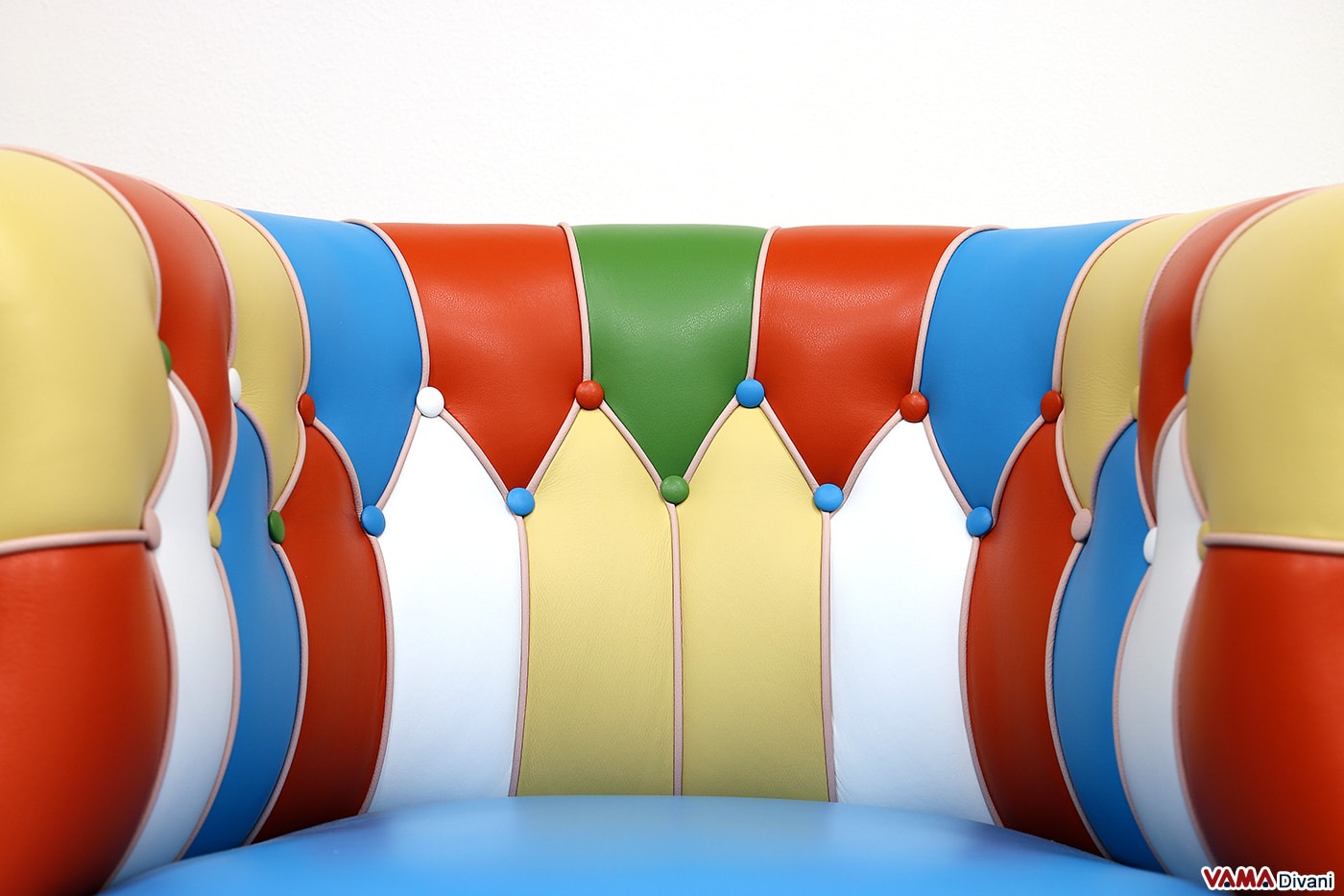 Schienale colorato poltrona patchwork in pelle