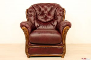Poltrona in pelle bordeaux con cornice in legno