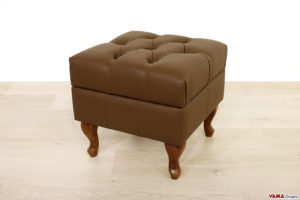 Pouf Chester con piedi alti in legno