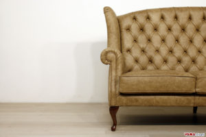 Divano d'epoca in pelle con piedi alti chippendale