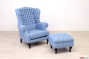 Poltrona bergère con orecchie in tessuto celeste e pouf abbinato