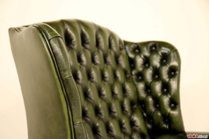 Lavorazione capitonnè nello schienale e nelle orecchie