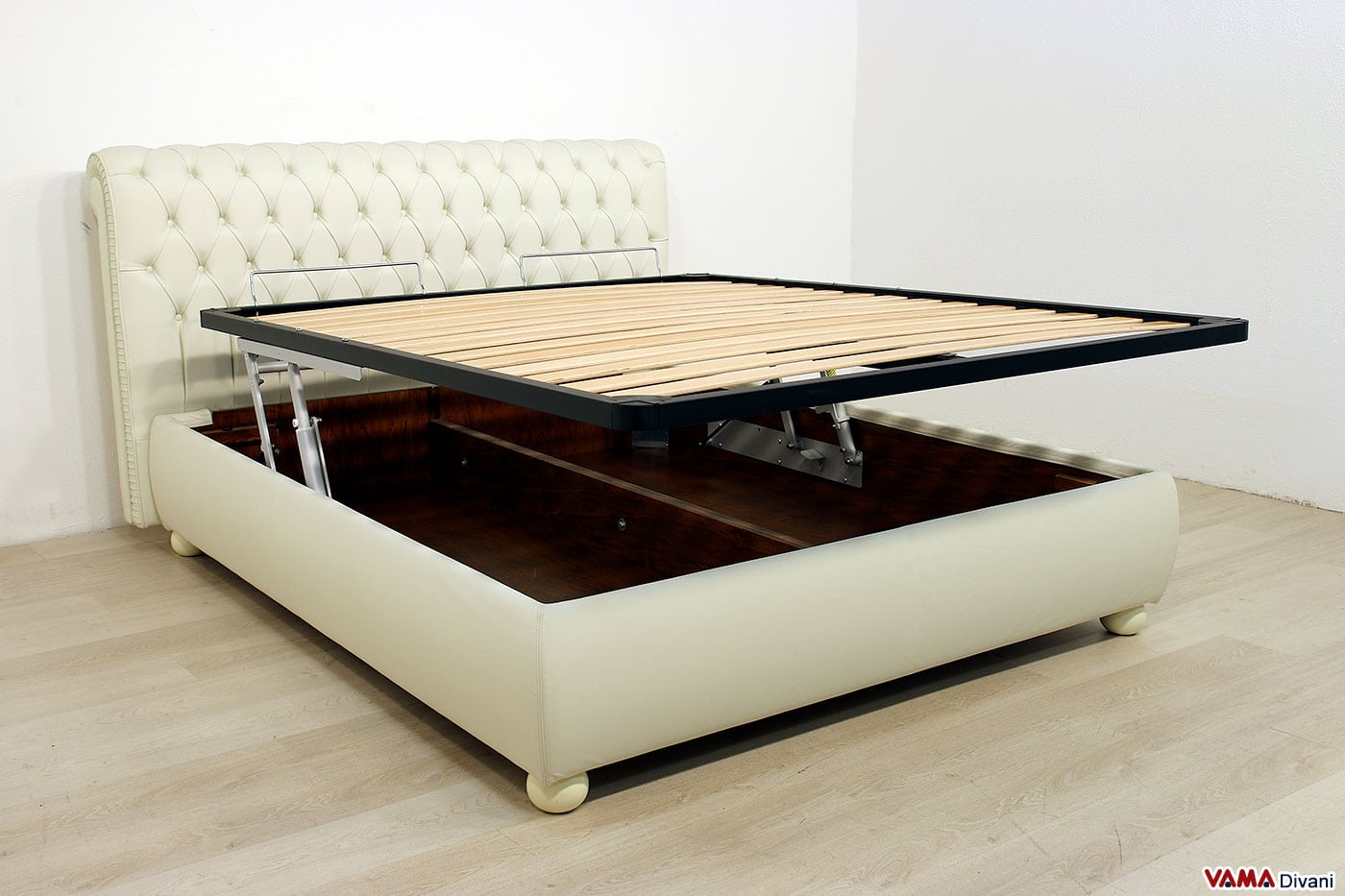 Letto Matrimoniale Contenitore in Pelle Cheterfield, Prezzo Scontato 20% Letto Matrimoniale Contenitore in Pelle Cheterfield, Prezzo Scontato 20%