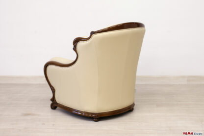 Vista retro poltrona di lusso in pelle con cornice in legno