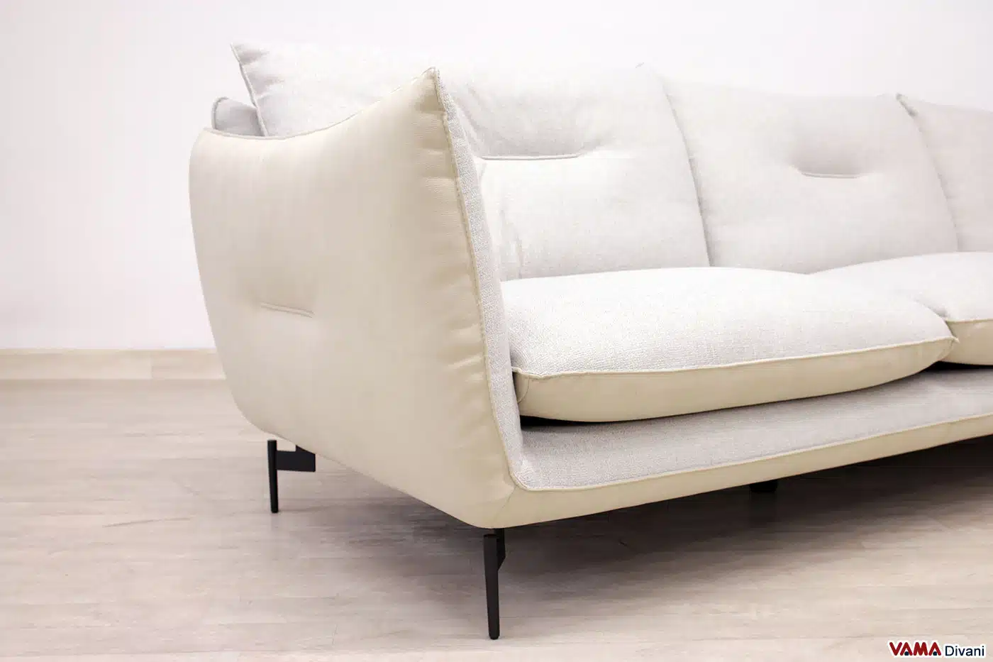 Bracciolo divano moderno in tessuto con piedi alti neri
