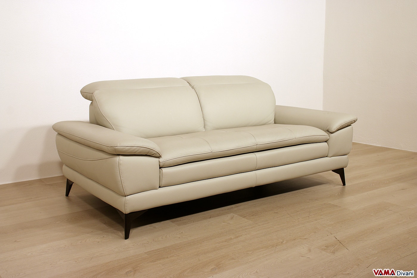Divano moderno con piedi alti in offerta