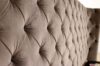 Lavorazione capitonnè della testata letto moderna