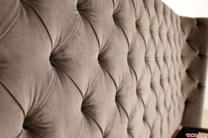 Lavorazione capitonnè della testata letto moderna