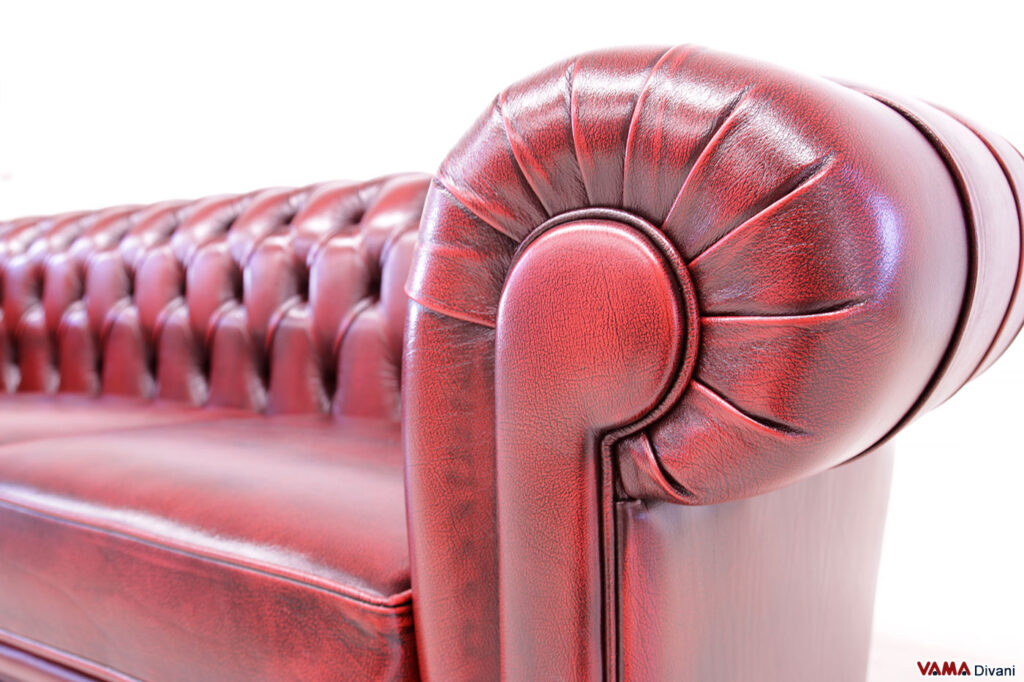 Bracciolo divano Chesterfield rosso vintage invecchiato