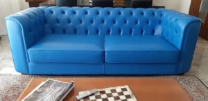 Divano capitonnè azzurro moderno recensione cliente di Milano VAMA
