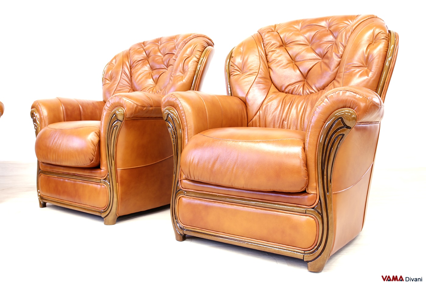 Poltrone classiche in pelle marrone cognac con schienale alto