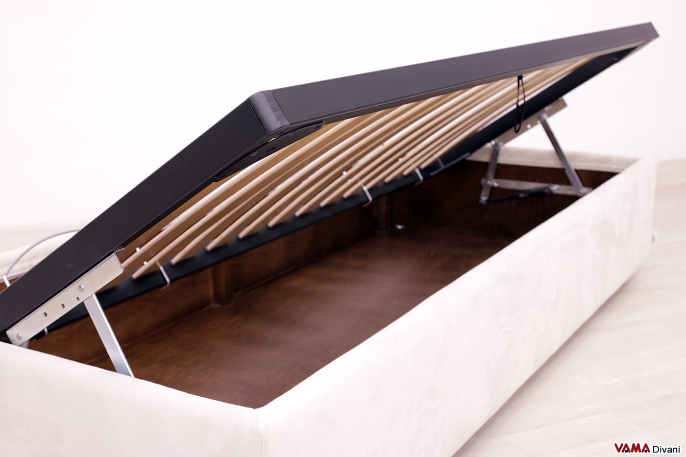 Interno in legno verniciato del letto contenitore singolo