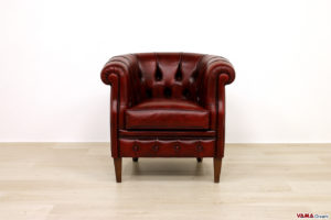 Poltroncina Chesterfield con piedi alti rossa bordeaux