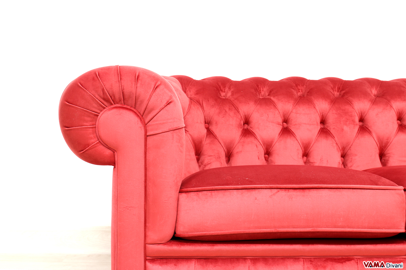 Frontale bracciolo del divano Chesterfield rosso in velluto sintetico