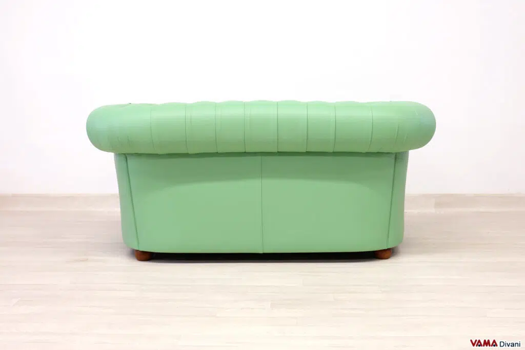 Divano Chesterfield verde lime visto da dietro