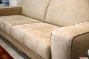 Particolare cucitura bracciolo divano sfoderabile in microfibra