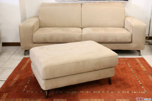 Divano moderno con pouf in microfibra