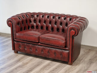 Piccolo divano Chesterfield rosso vintage 2 posti in offerta