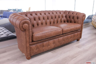 Piccolo divano Chesterfield marrone in offerta