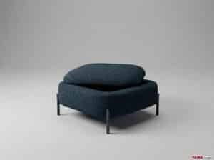 Pouf contenitore in bouclé blu con coperchio sollevato e piedini metallici