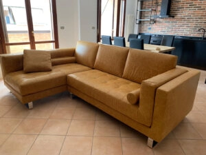 Divano con penisola in pelle gialla in casa del cliente recensione