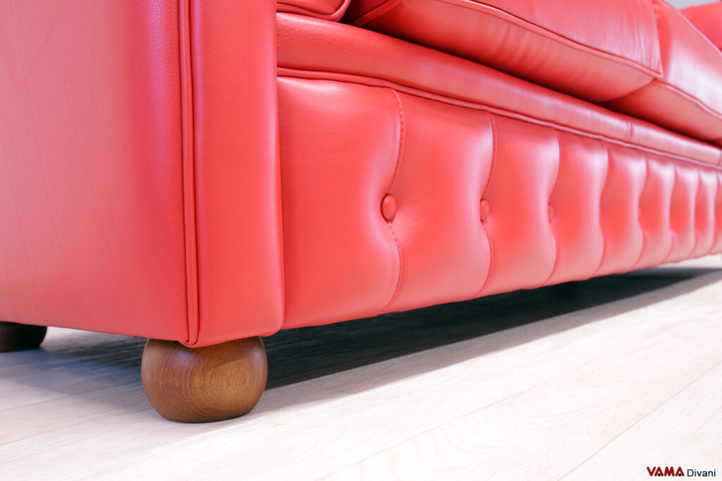 Piedi tondi in legno e base con bottoni Chesterfield