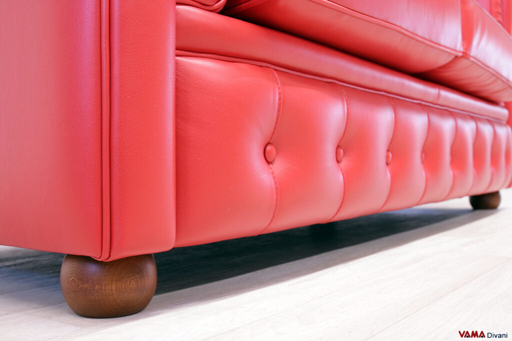 Base con bottoni del divano Chesterfield rosso in pelle