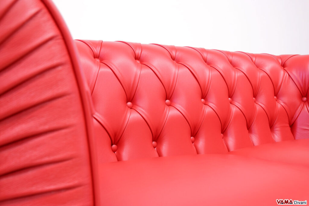 Lavorazione capitonné dello schienale Chesterfield rosso in pelle
