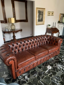 Divano Chesterfield VAMA in casa di un cliente di Chiavari