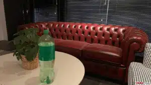 Divano Chesterfield 3 posti rosso vintage recensione cliente Francese