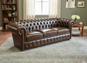 Divano Chesterfield marrone vintage con lavorazione artigianale a bottoni, ambientato in un salotto in stile inglese