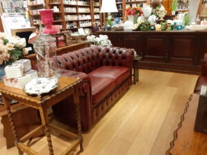 Divano Chesterfield VAMA in una profumeria di Milano