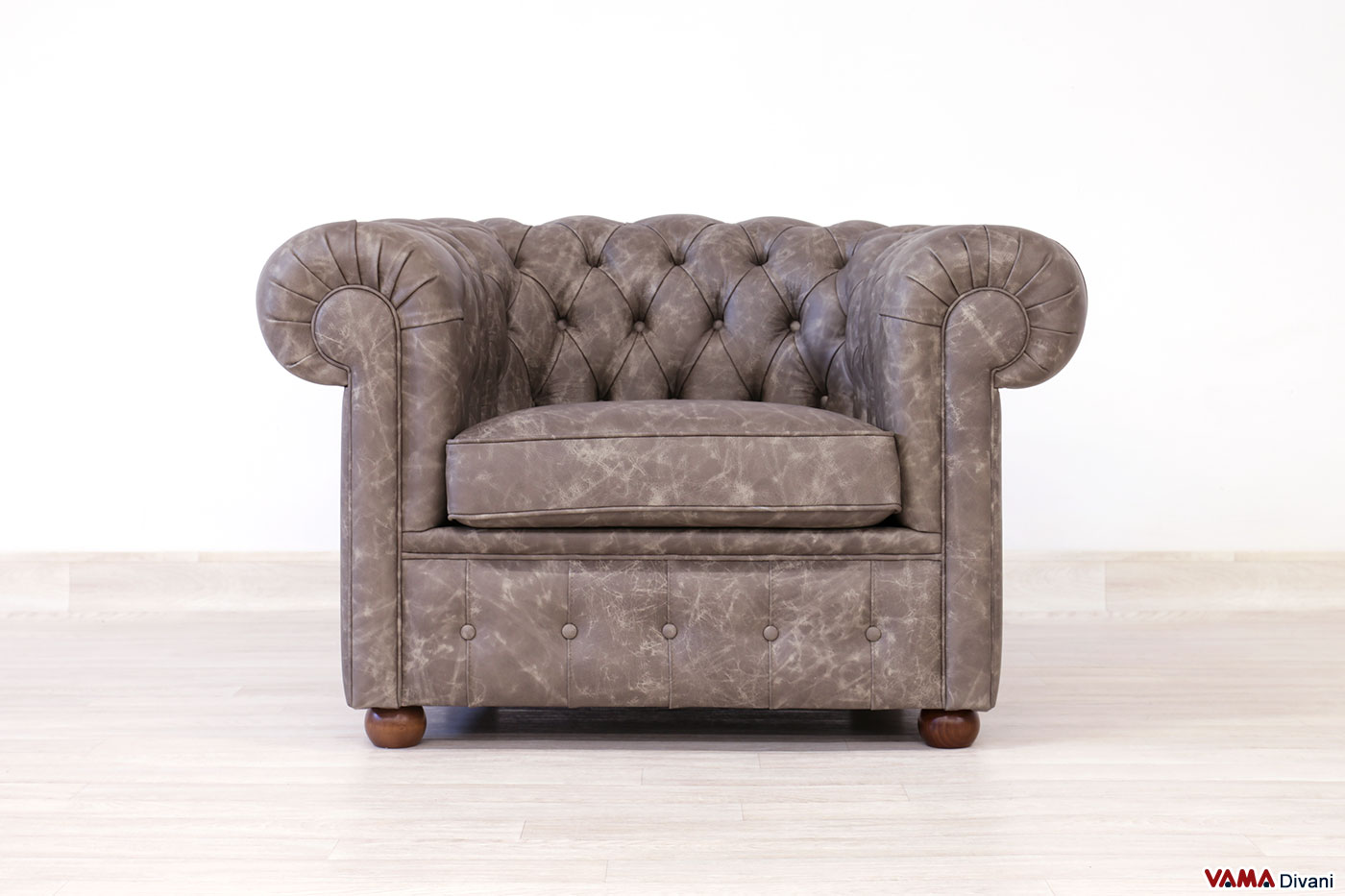 Poltrona Chesterfield pelle talpa invecchiata