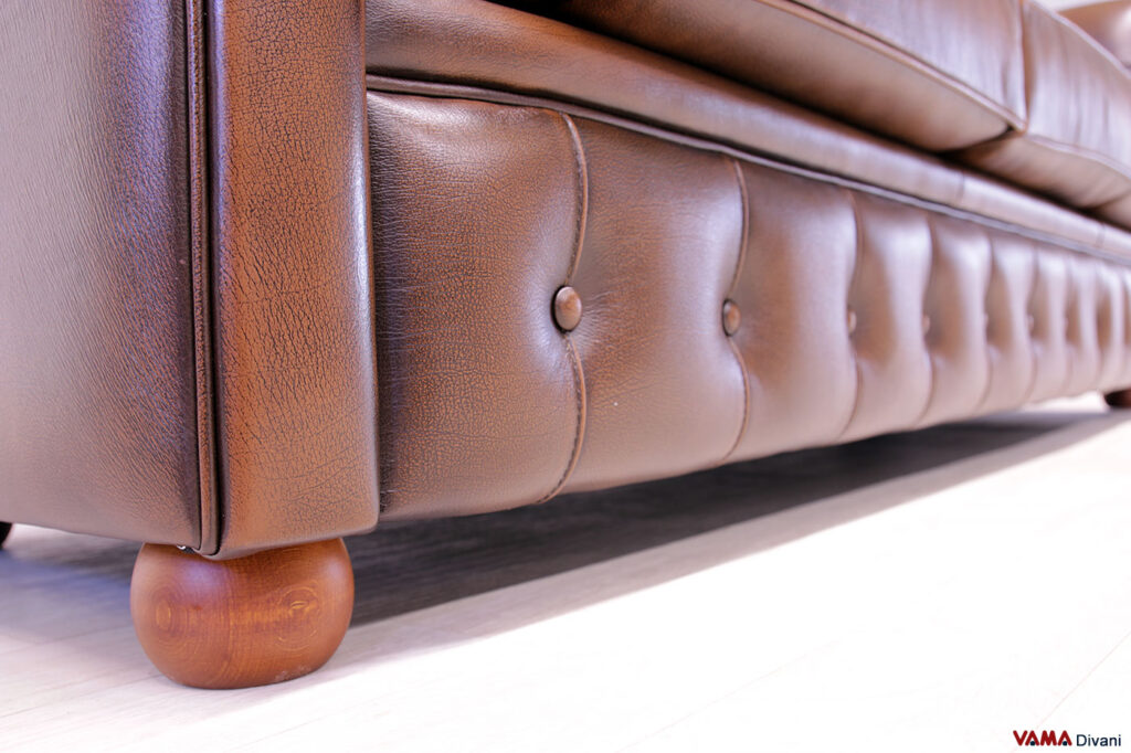 Base bottonata Chesterfield con piedi a cipolla in legno