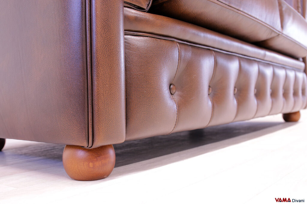 Piede a cipolla in legno con base bottonata Chesterfield marrone